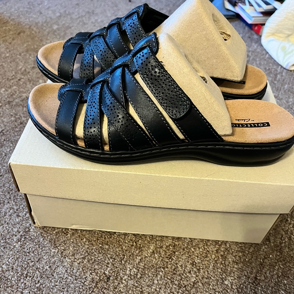 Clarks Black Leather Slip-On Sandals NWT - Picture 3 of 4